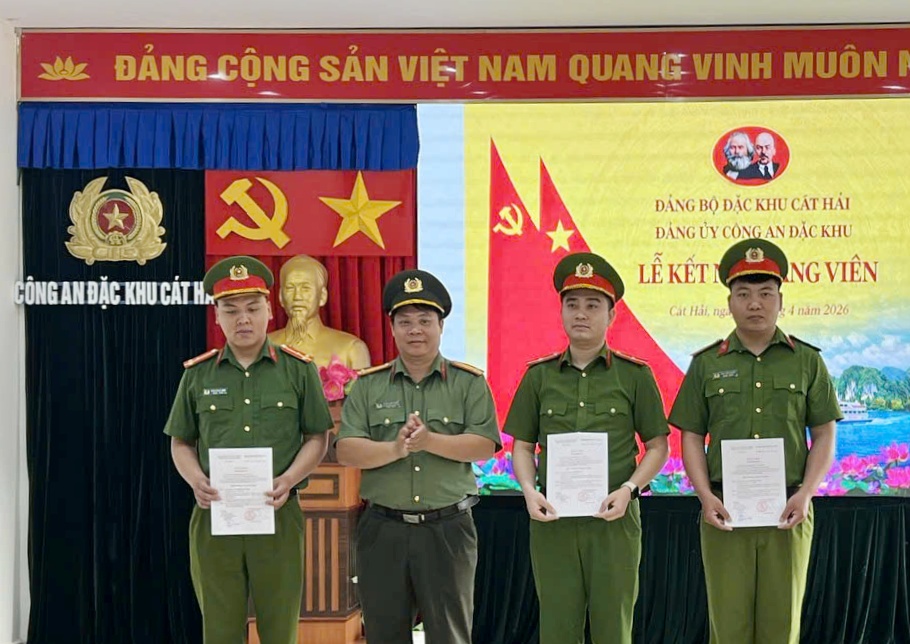 Đảng bộ Công an đặc khu Cát Hải tổ chức Lễ kết nạp Đảng viên mới